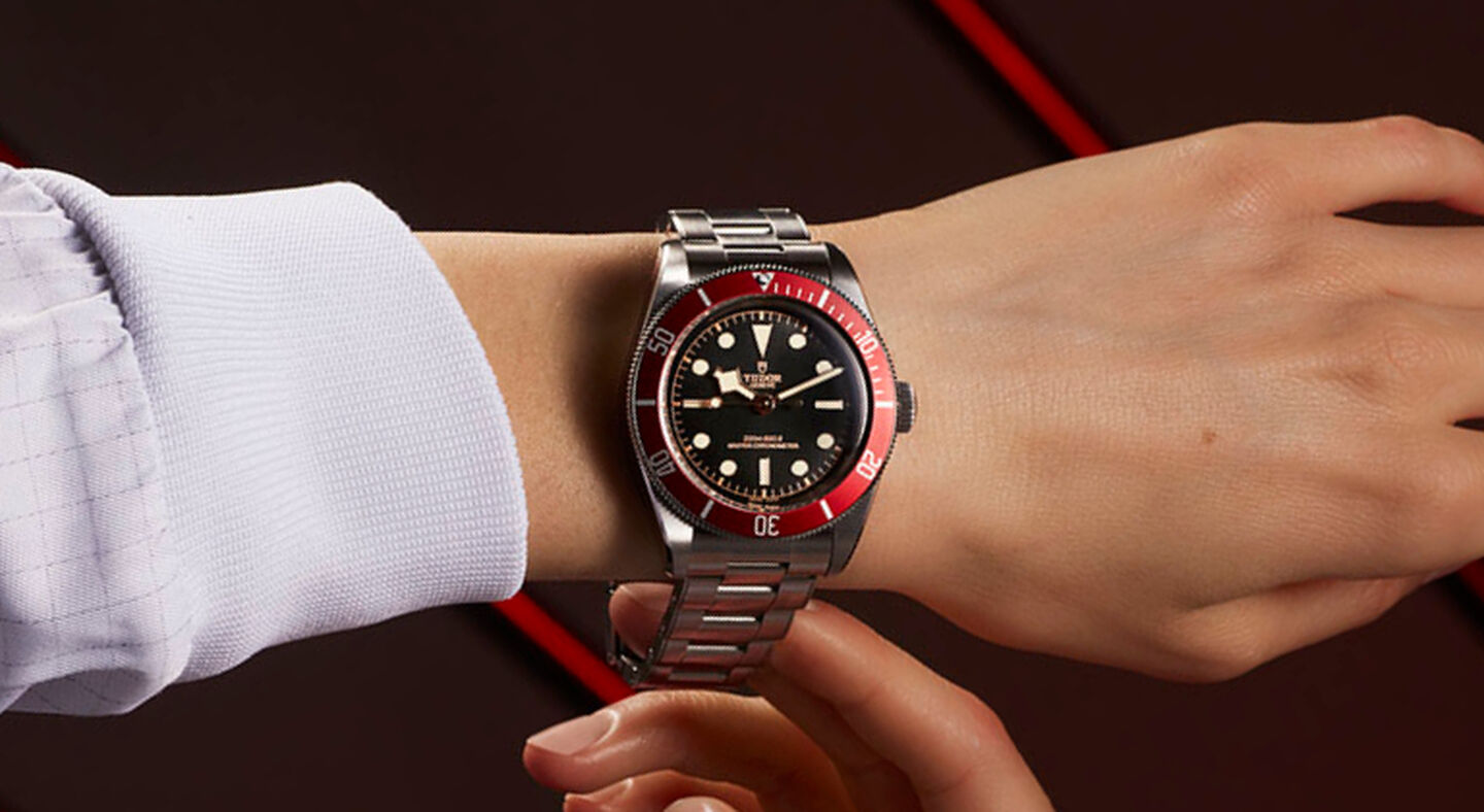 Montre TUDOR Black Bay au poignet d'un homme.